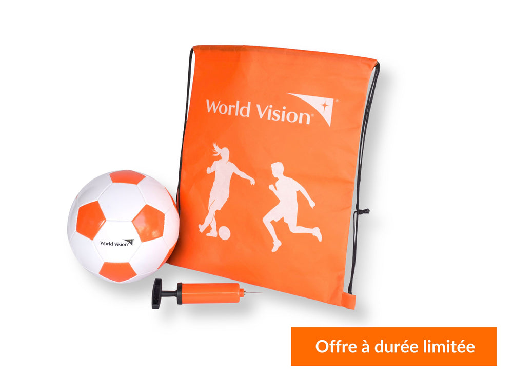 Un kit de sport composé d’un sac à sangles, un ballon de soccer et une pompe. L’offre à durée limitée est indiquée sur l’image.